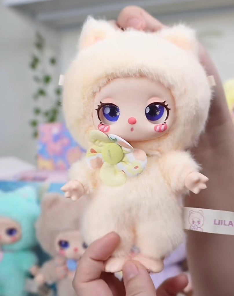 Liila Lucky Cat Plush Pendant (PREORDER EDA 09.26)